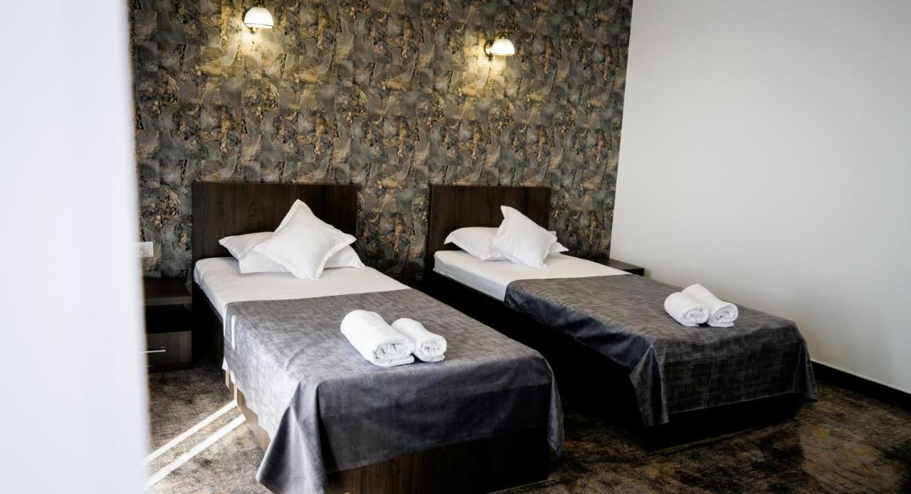 Motel Infinit Targu Jiu Ngoại thất bức ảnh