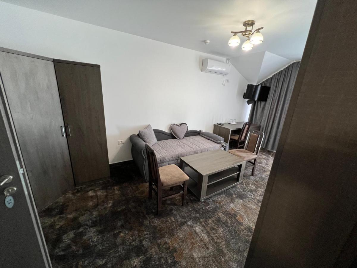 Motel Infinit Targu Jiu Ngoại thất bức ảnh