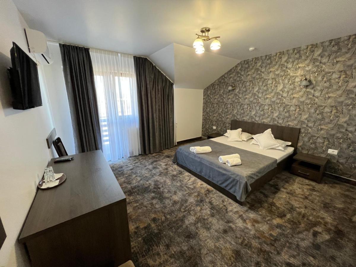 Motel Infinit Targu Jiu Ngoại thất bức ảnh