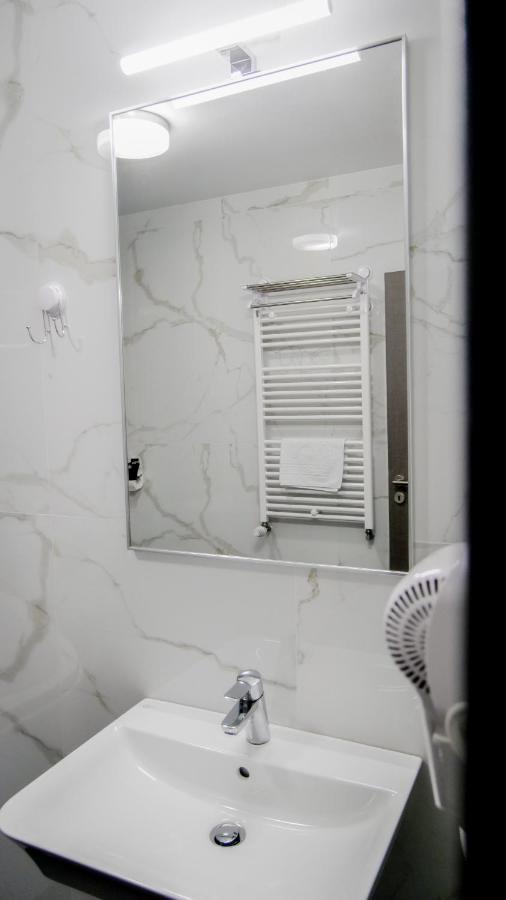 Motel Infinit Targu Jiu Ngoại thất bức ảnh