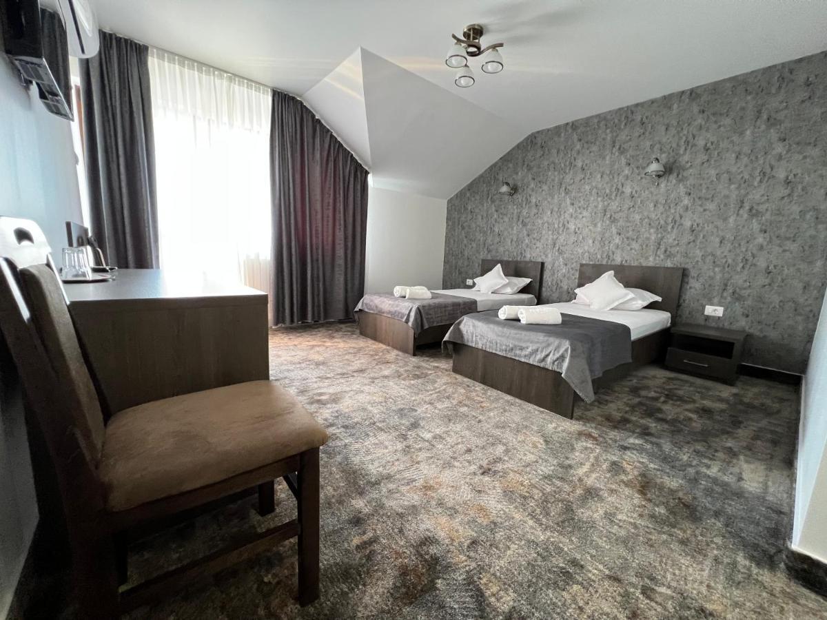 Motel Infinit Targu Jiu Ngoại thất bức ảnh