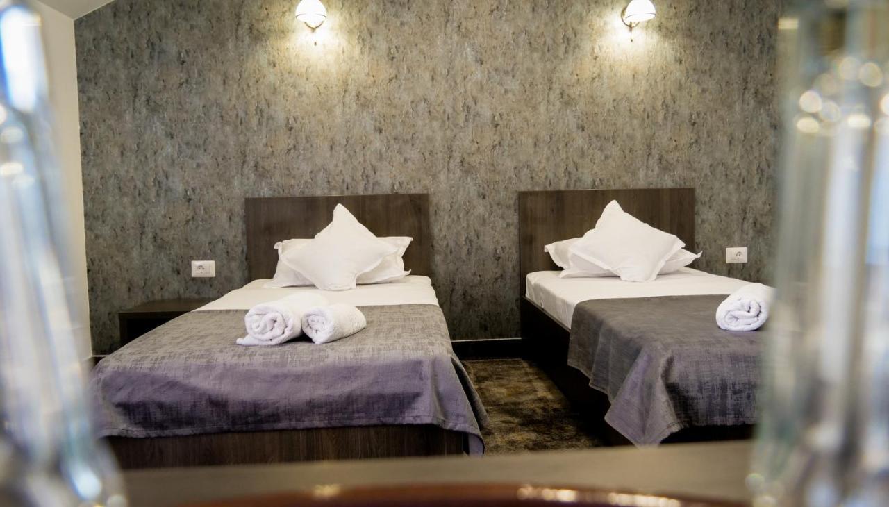 Motel Infinit Targu Jiu Ngoại thất bức ảnh