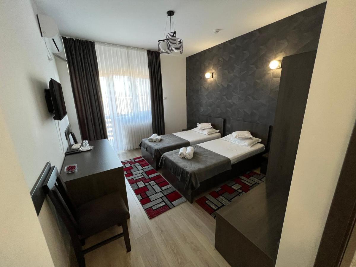 Motel Infinit Targu Jiu Ngoại thất bức ảnh