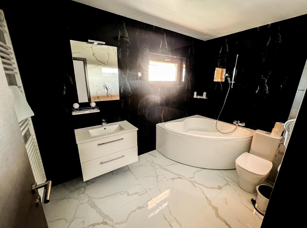 Motel Infinit Targu Jiu Ngoại thất bức ảnh