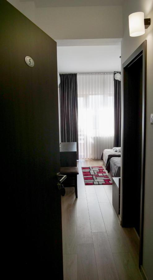 Motel Infinit Targu Jiu Ngoại thất bức ảnh