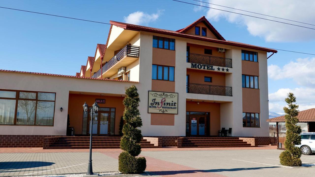 Motel Infinit Targu Jiu Ngoại thất bức ảnh
