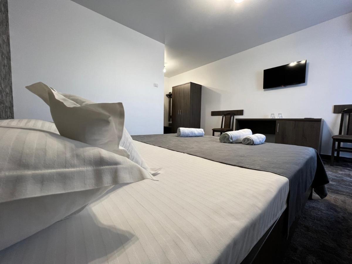 Motel Infinit Targu Jiu Ngoại thất bức ảnh